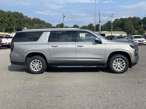 Used 2025 Chevrolet Suburban LT RWD image 2