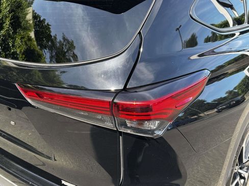Used 2022 Toyota Highlander XSE AWD/4WD image 11