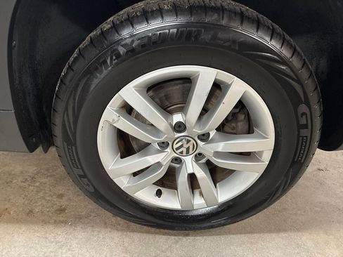 Used 2017 Volkswagen Tiguan S image 10