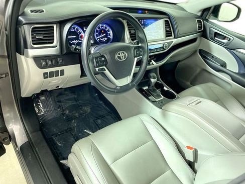 Used 2017 Toyota Highlander XLE image 4