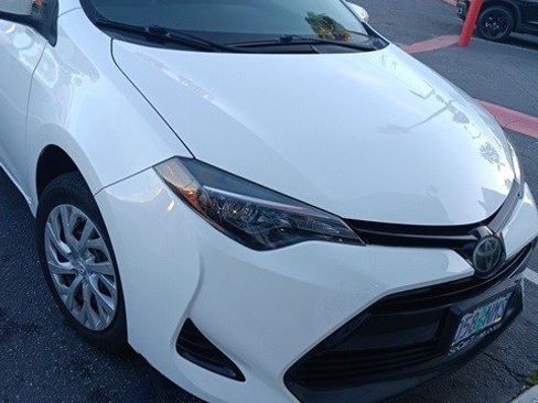 Used 2018 Toyota Corolla LE image 2