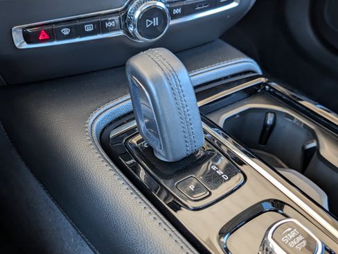 Used 2021 Volvo S60 T8 R-Design Expression image 30