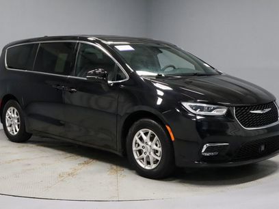 Used 2025 Chrysler Pacifica Select