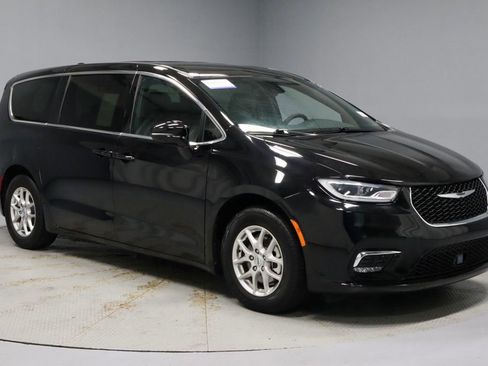 Used 2025 Chrysler Pacifica Select FWD image 1