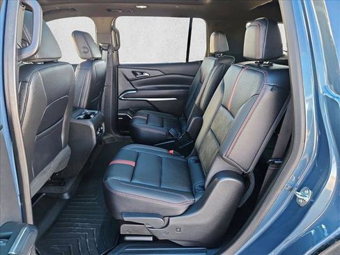 Used 2025 Chevrolet Traverse RS image 21