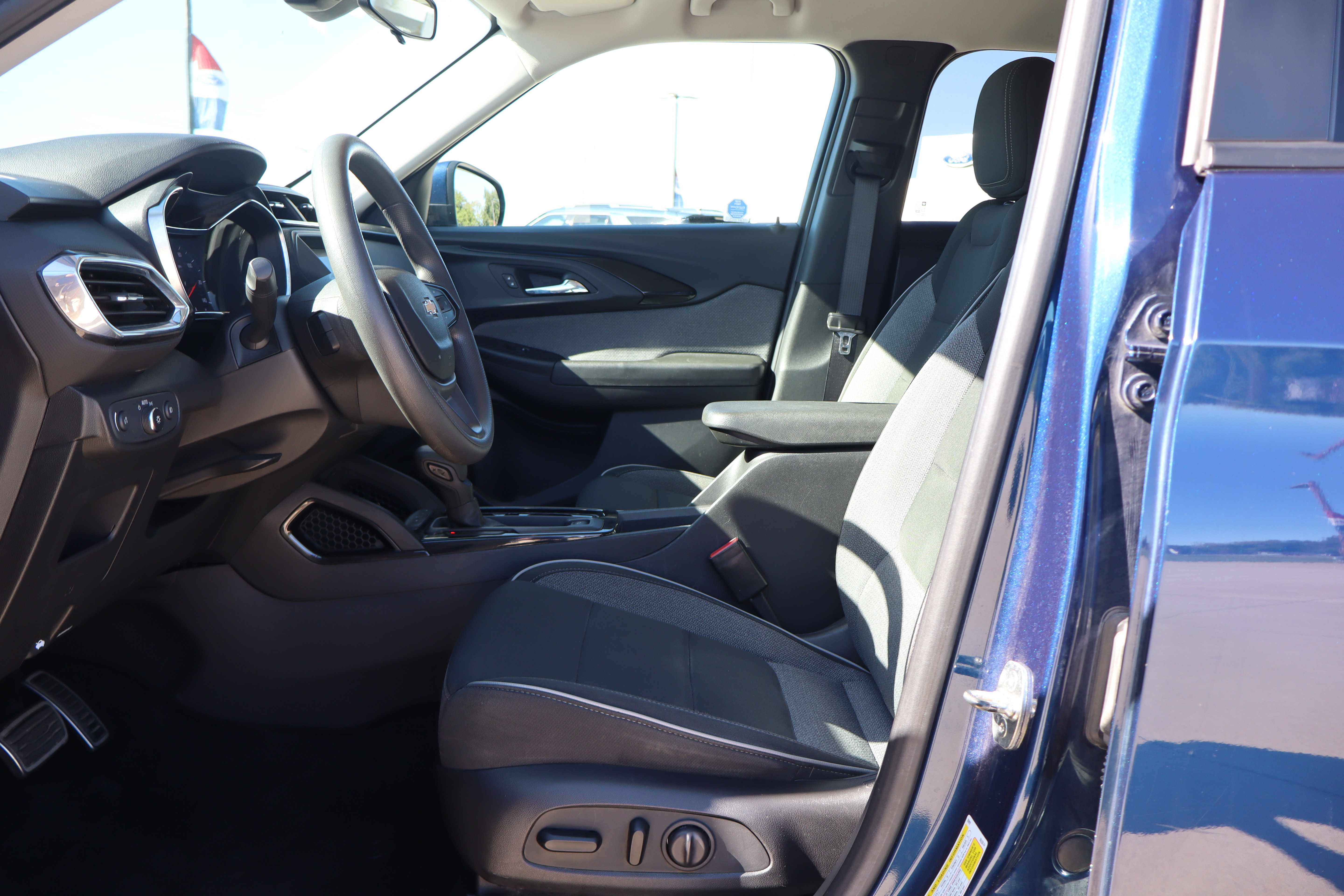 Used 2022 Chevrolet TrailBlazer LT w/ LPO, Blackout Package FWD image 9
