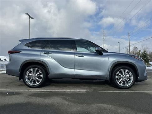 Used 2024 Toyota Highlander Limited image 3