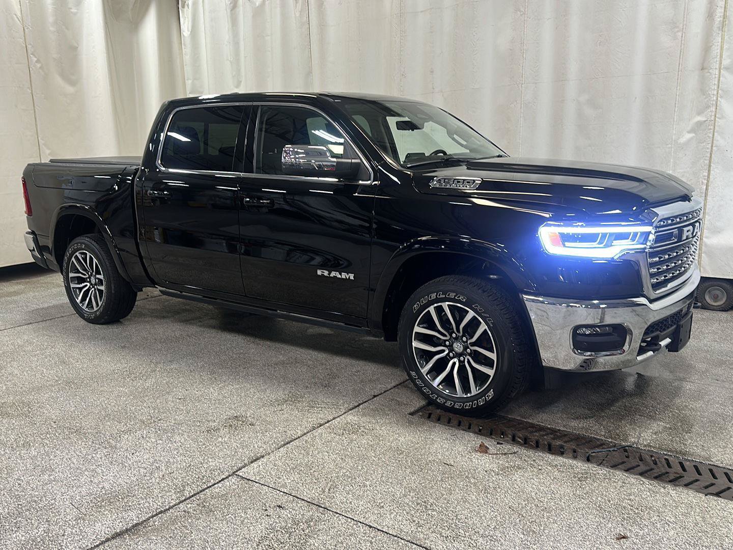 Used 2025 RAM 1500 Limited AWD/4WD image 7
