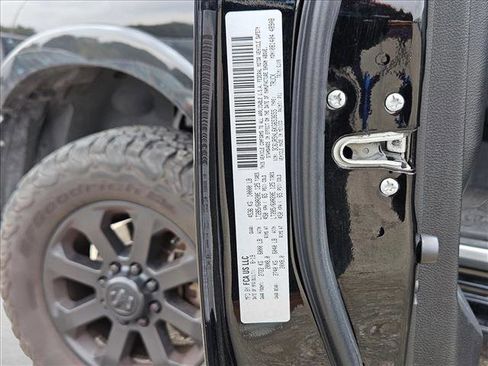 Used 2019 RAM 2500 Laramie w/ Black Appearance Package image 18