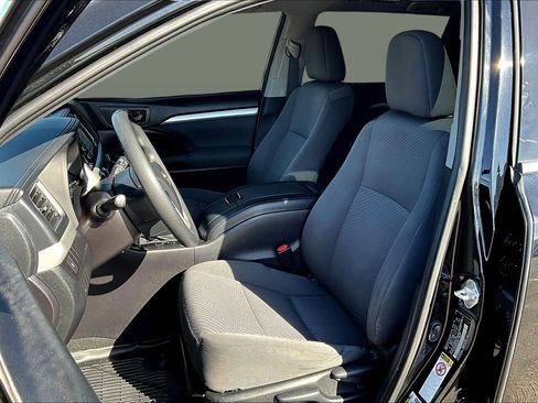 Used 2019 Toyota Highlander LE image 23