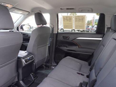 Used 2019 Toyota Highlander LE FWD image 10
