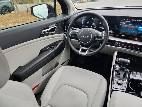 Used 2025 Kia Sportage EX w/ Premium Package image 11