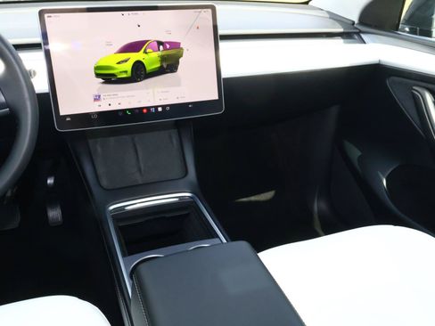 Used 2024 Tesla Model Y Long Range AWD/4WD image 10