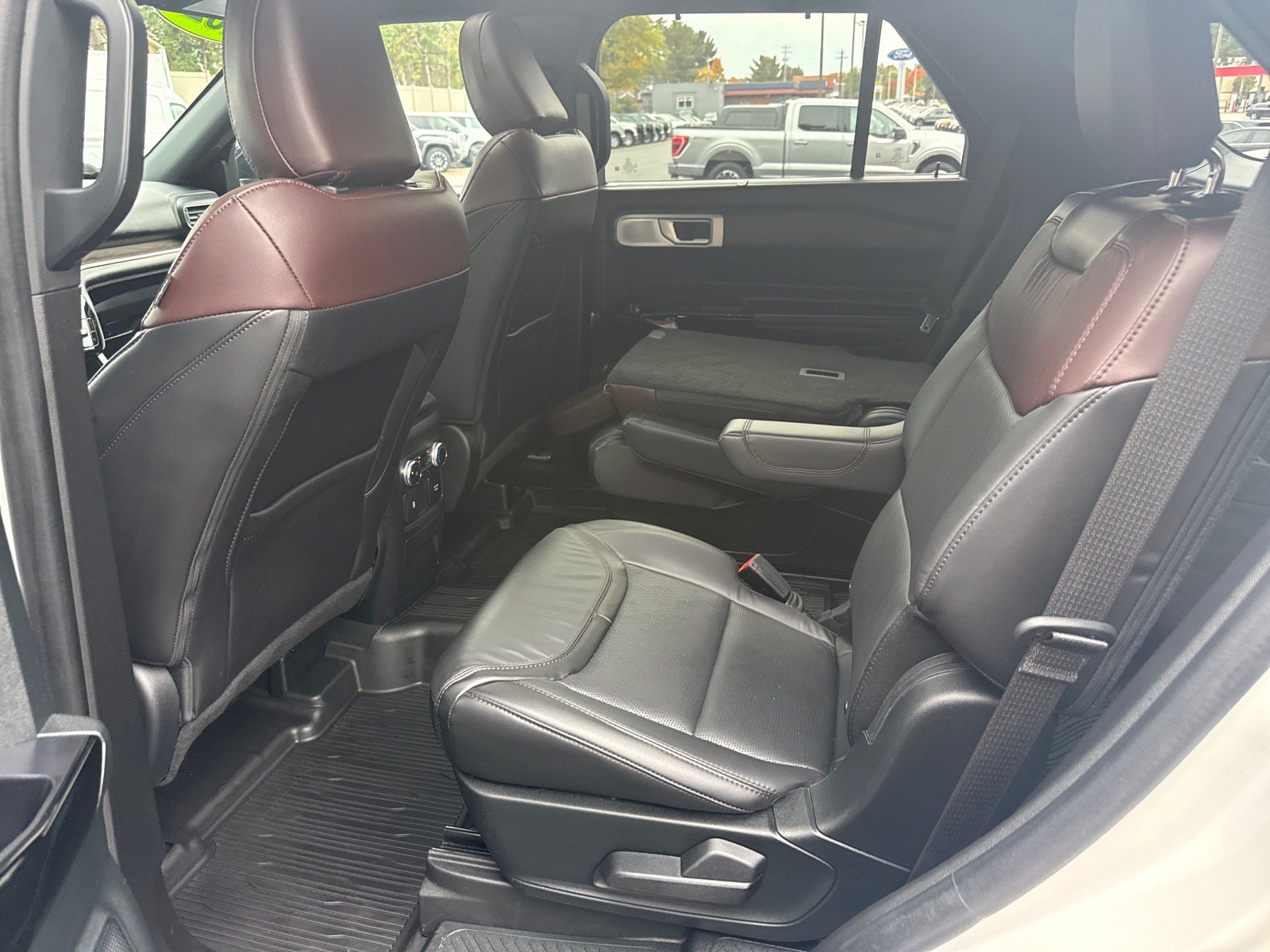 Used 2023 Ford Explorer Platinum w/ Technology Package AWD/4WD image 10