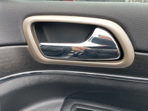 Used 2015 Jeep Grand Cherokee Limited w/ Luxury Group II image 12