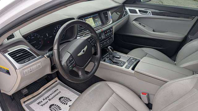Used 2015 Hyundai Genesis 3.8 RWD image 32