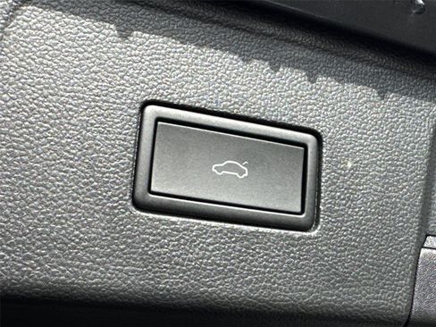 Used 2025 Volkswagen Atlas SEL Premium R-Line image 11