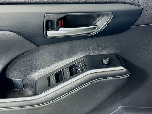 Used 2024 Toyota Highlander XLE image 17