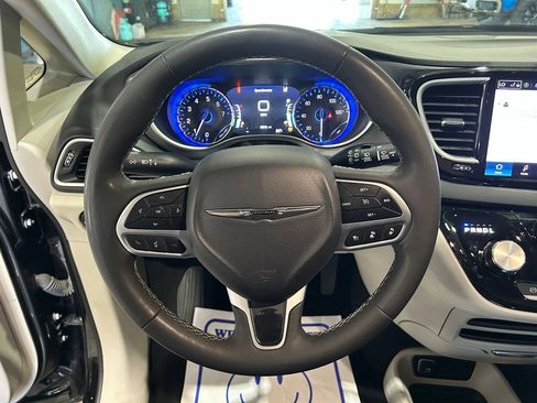 Used 2024 Chrysler Pacifica Touring-L FWD image 26