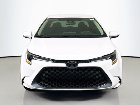 Used 2021 Toyota Corolla LE FWD image 2