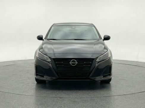 Used 2025 Nissan Altima 2.5 SV FWD image 2