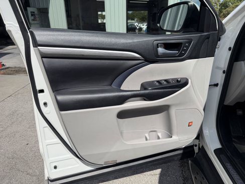 Used 2018 Toyota Highlander Limited Platinum FWD image 12