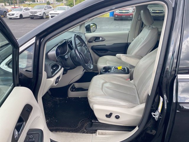 Used 2021 Chrysler Pacifica Touring-L FWD image 10