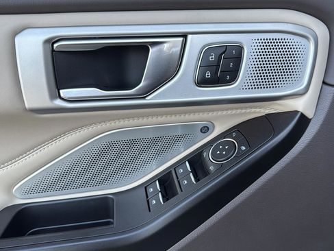 Used 2020 Ford Explorer Platinum w/ Premium Technology Package image 21