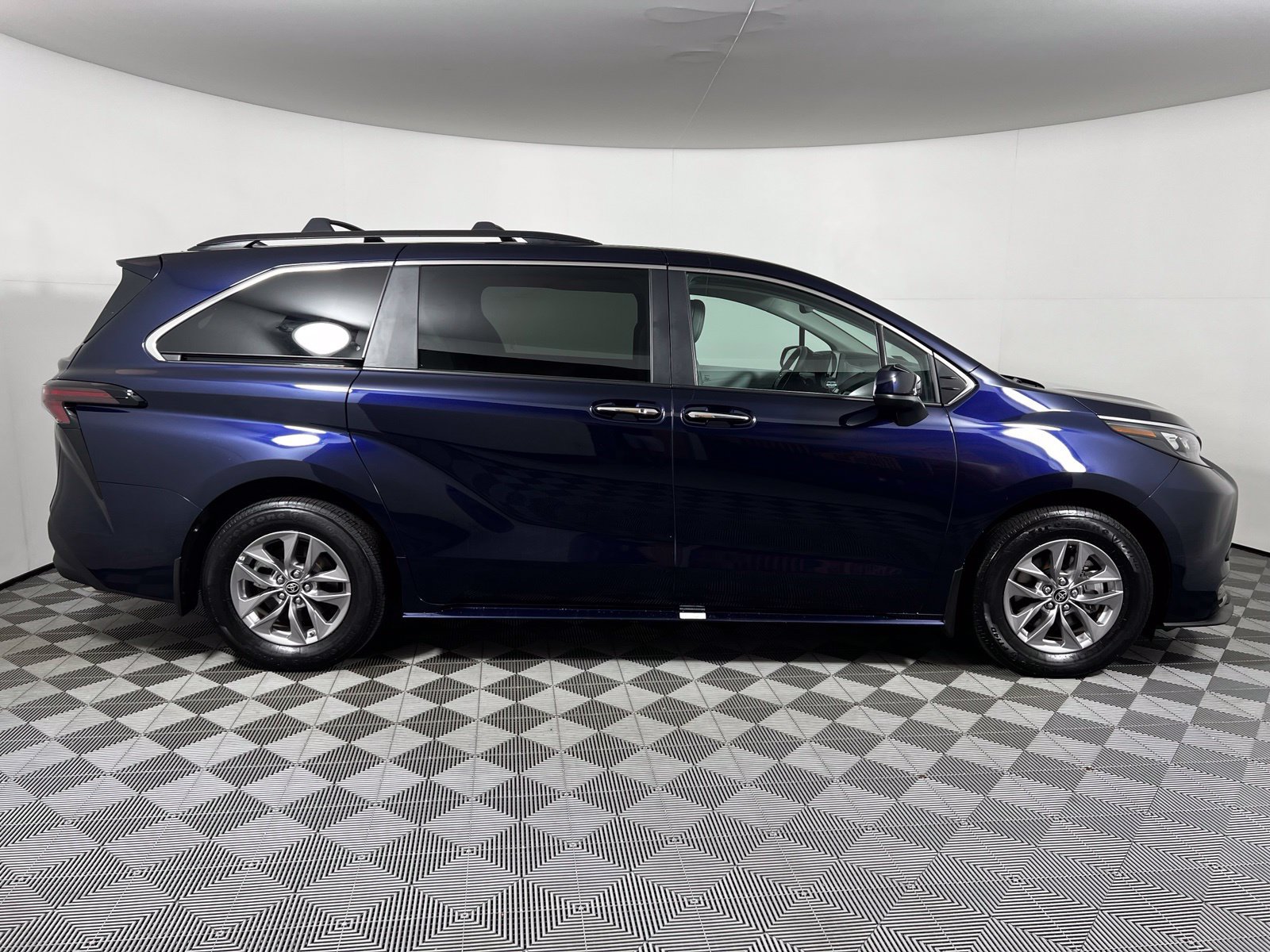 Certified 2025 Toyota Sienna XLE FWD image 4