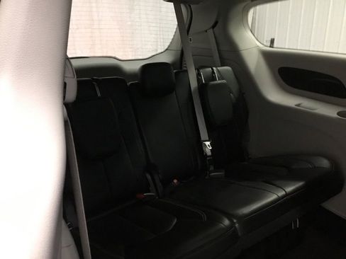 Used 2023 Chrysler Pacifica Touring-L image 17