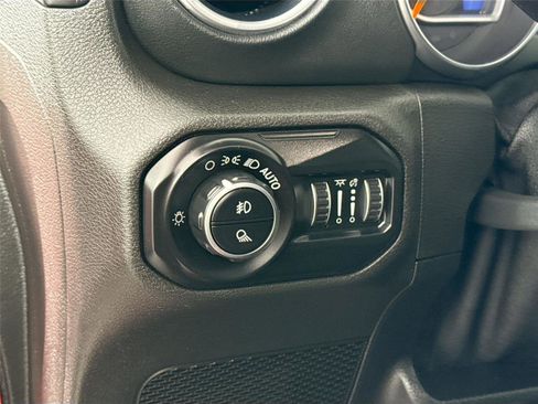 Used 2020 Jeep Gladiator Overland image 14