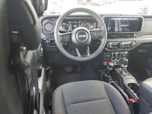 Used 2025 Jeep Gladiator Rubicon w/ Convenience Group AWD/4WD image 11