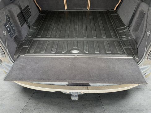 Used 2023 Land Rover Discovery Metropolitan Edition AWD/4WD image 47
