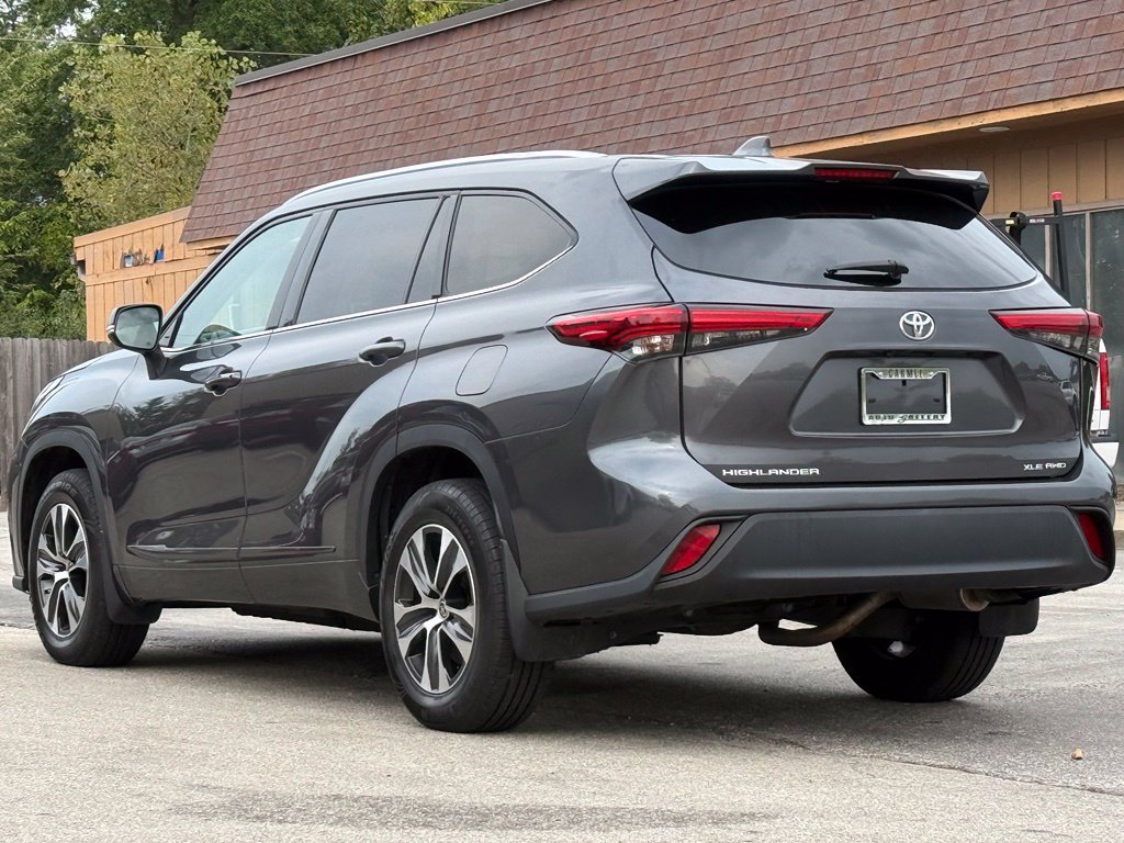 Used 2021 Toyota Highlander XLE AWD/4WD image 3