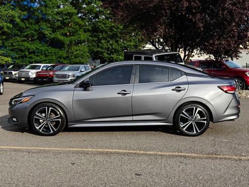 Used 2022 Nissan Sentra SR w/ SR Premium Package FWD image 5