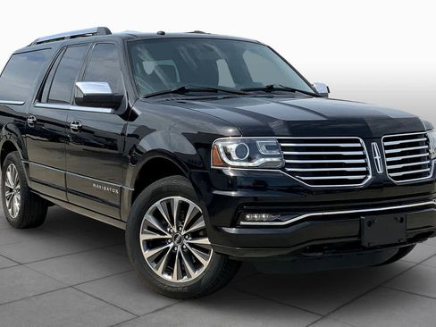 Used 2016 Lincoln Navigator L Select RWD image 2
