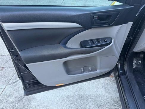 Used 2018 Toyota Highlander LE FWD image 19