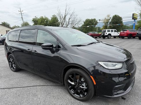 Used 2022 Chrysler Pacifica Touring-L w/ S Appearance Package FWD image 5