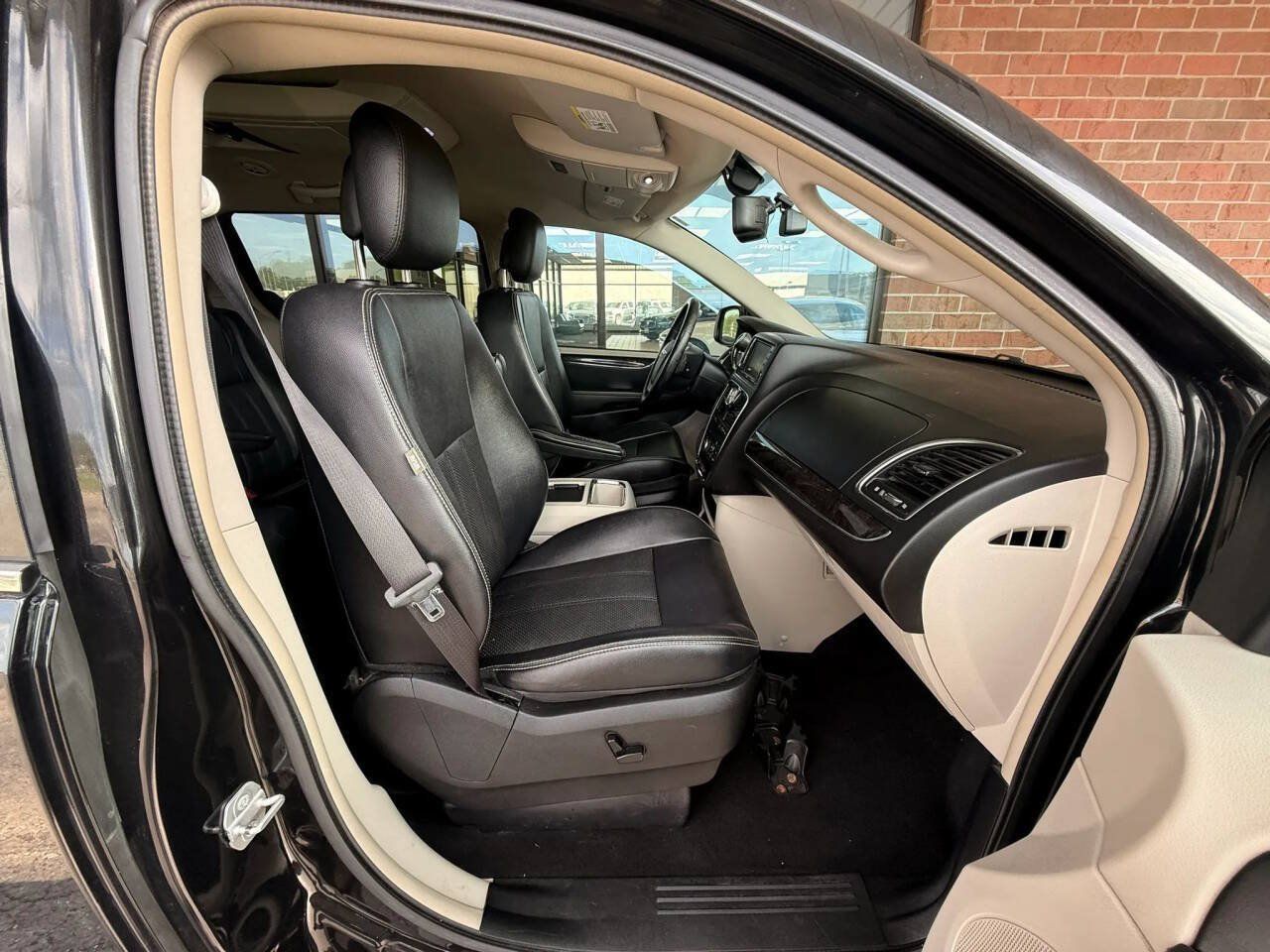 Used 2015 Chrysler Town & Country Touring-L w/ Driver Convenience Group FWD image 23