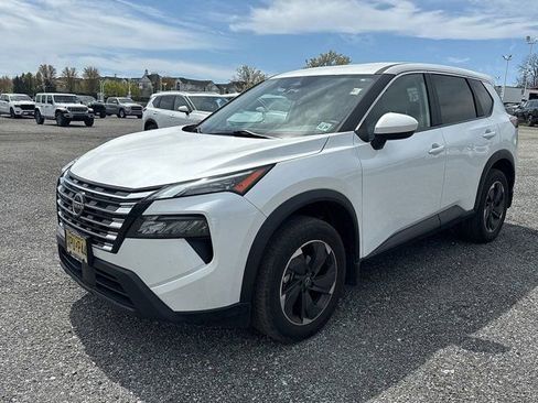 Used 2024 Nissan Rogue SV image 3