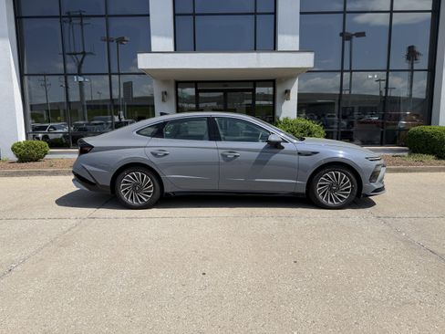 New 2026 Hyundai Sonata Limited FWD image 3