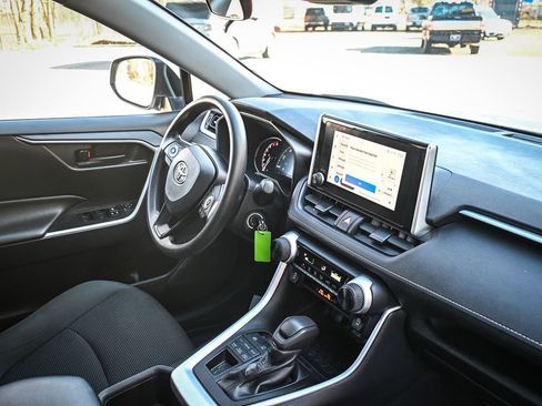 Used 2023 Toyota RAV4 LE AWD/4WD image 18