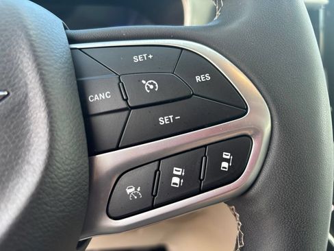Used 2024 Chrysler Pacifica Touring-L FWD image 25