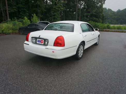 Used 2010 Lincoln Town Car Signature Limited RWD image 18
