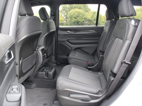 New 2025 Jeep Grand Cherokee L Laredo image 22