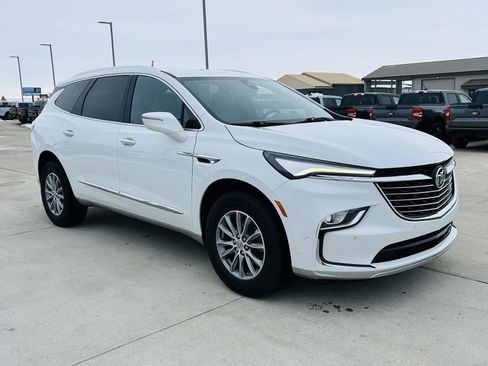 Used 2023 Buick Enclave Essence image 2