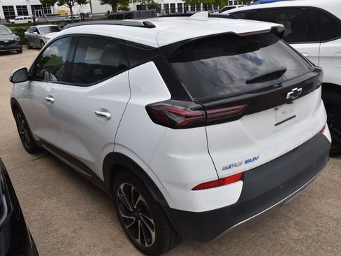 Used 2023 Chevrolet Bolt EUV Premier w/ Sun & Sound Package FWD image 8