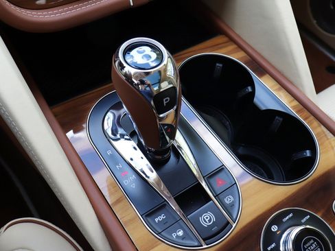 Used 2021 Bentley Bentayga AWD/4WD image 41
