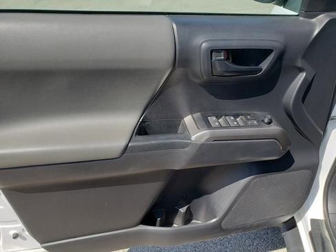 Used 2022 Toyota Tacoma SR5 AWD/4WD image 11
