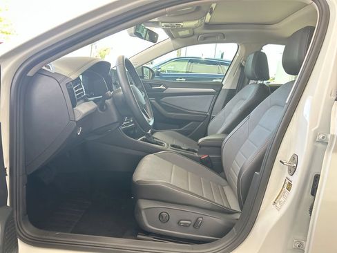Certified 2025 Volkswagen Jetta SE FWD image 9